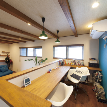 チェックハウス 【2000万円台/インナーガレージ/間取り図有】住まいは西海岸風。「ヘアサロンはカフェみたいと言われます」の建築実例画像2