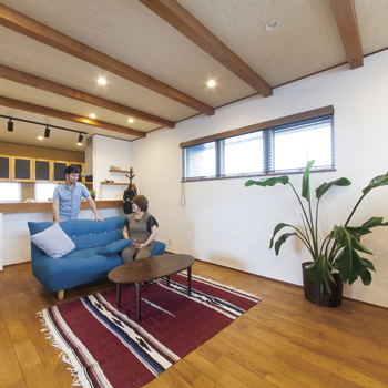 チェックハウス 【2000万円台/インナーガレージ/間取り図有】住まいは西海岸風。「ヘアサロンはカフェみたいと言われます」の建築実例画像3