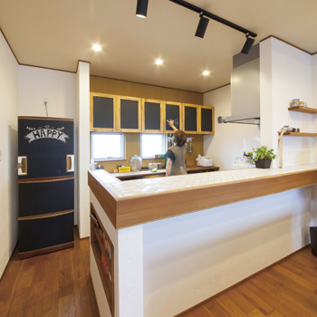 チェックハウス 【2000万円台/インナーガレージ/間取り図有】住まいは西海岸風。「ヘアサロンはカフェみたいと言われます」の建築実例画像4