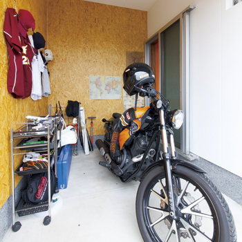 チェックハウス 【2000万円台/インナーガレージ/間取り図有】住まいは西海岸風。「ヘアサロンはカフェみたいと言われます」の建築実例画像5