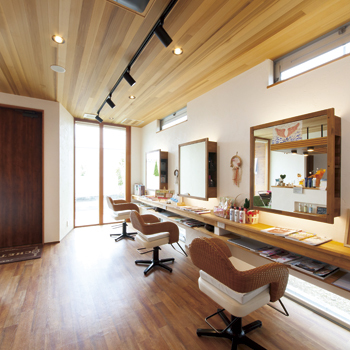 チェックハウス 【2000万円台/インナーガレージ/間取り図有】住まいは西海岸風。「ヘアサロンはカフェみたいと言われます」の建築実例画像9