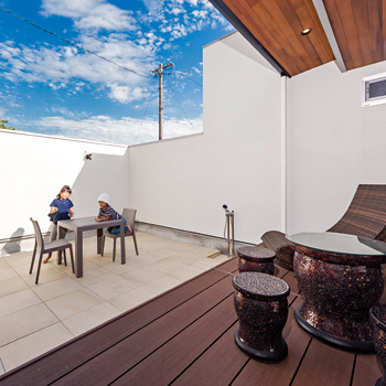 チェックハウス 外観はシンプルモダン、インテリアは海外のリゾートホテルをイメージ。「中庭の心地よさは最高です！」の建築実例画像1