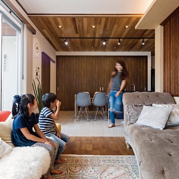 チェックハウス 外観はシンプルモダン、インテリアは海外のリゾートホテルをイメージ。「中庭の心地よさは最高です！」の建築実例画像2