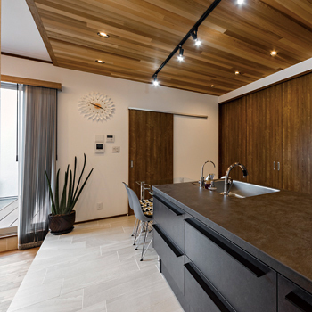 チェックハウス 外観はシンプルモダン、インテリアは海外のリゾートホテルをイメージ。「中庭の心地よさは最高です！」の建築実例画像3