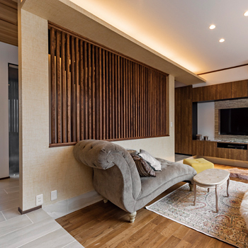 チェックハウス 外観はシンプルモダン、インテリアは海外のリゾートホテルをイメージ。「中庭の心地よさは最高です！」の建築実例画像4