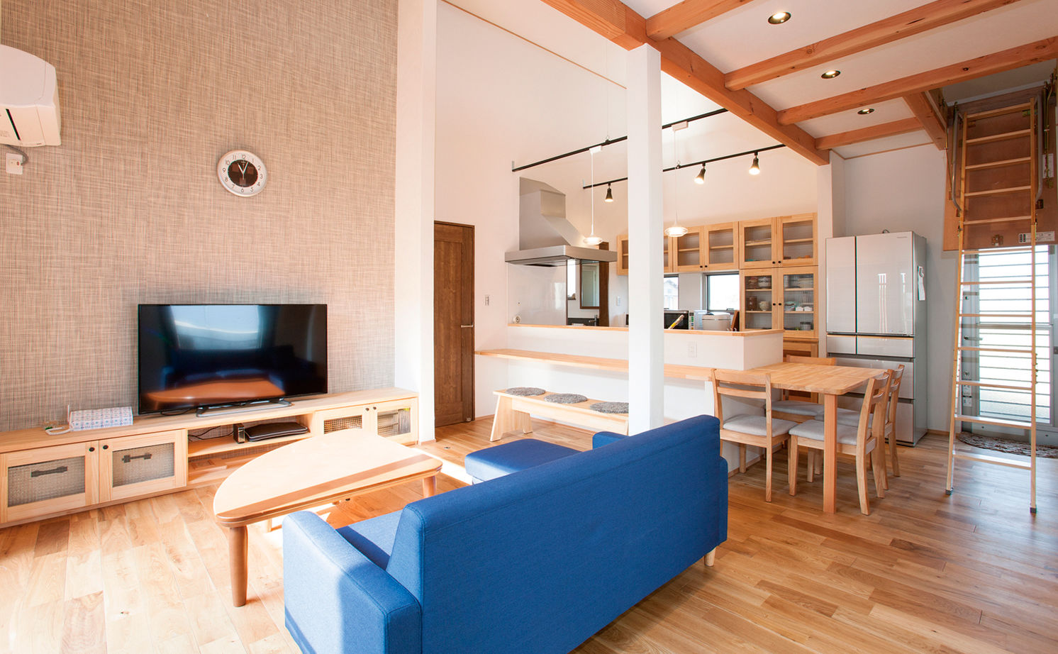 チェックハウス 【平屋/2000万円台/間取り図有】居酒屋風ダイニングキッチンで家飲み。リゾート×和モダンなかっこいい平屋の建築実例画像5