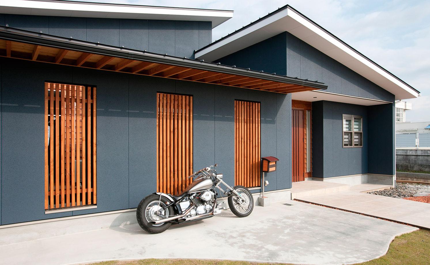 チェックハウス 【平屋/2000万円台/間取り図有】居酒屋風ダイニングキッチンで家飲み。リゾート×和モダンなかっこいい平屋の建築実例画像7