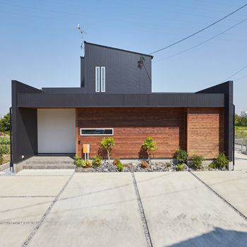 チェックハウス 【2000万円台/自然素材/ナチュラルモダン】かっこいい外観、開放感いっぱいの吹き抜けリビングが気持ちいいの建築実例画像1