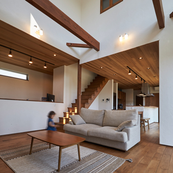 チェックハウス 【2000万円台/自然素材/ナチュラルモダン】かっこいい外観、開放感いっぱいの吹き抜けリビングが気持ちいいの建築実例画像2