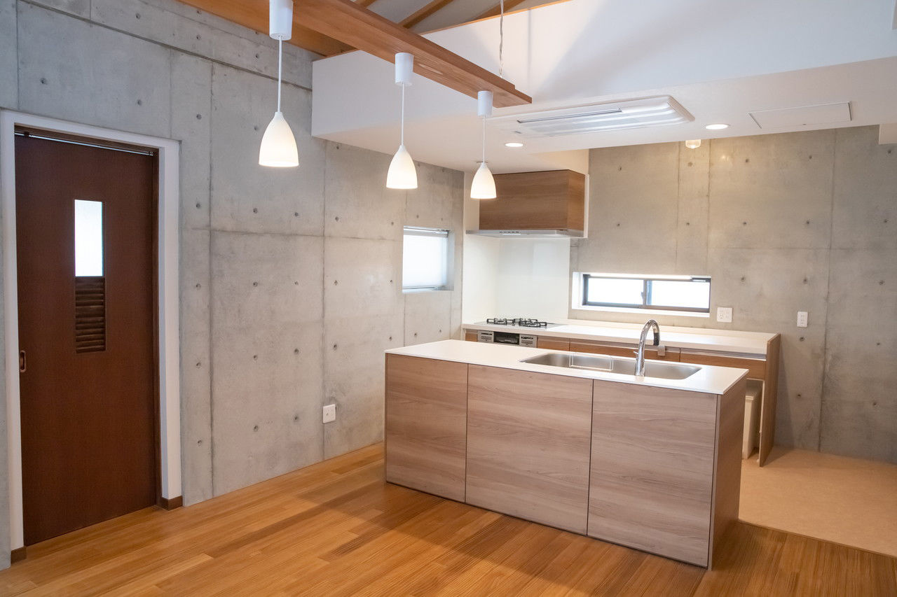 Liber（リベル） 【間取り図×平屋風×ガレージハウス】中庭から光を取り込んで明るく開放的に。３人で暮らすバリアフリー住宅の建築実例画像1