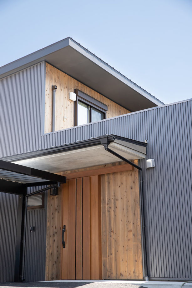 Liber（リベル） 【間取り図×平屋風×ガレージハウス】中庭から光を取り込んで明るく開放的に。３人で暮らすバリアフリー住宅の建築実例画像2