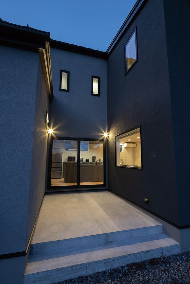 信州ハウジング ビルトインガレージと中庭のある家の建築実例画像3