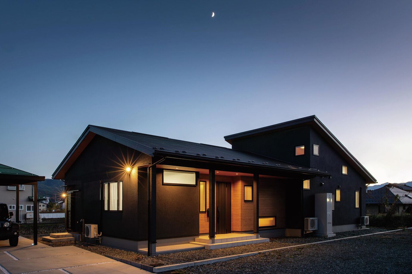 信州ハウジング 夕景に映える風情ある佇まい。年月を経てもカッコいい平屋の家の建築実例画像2