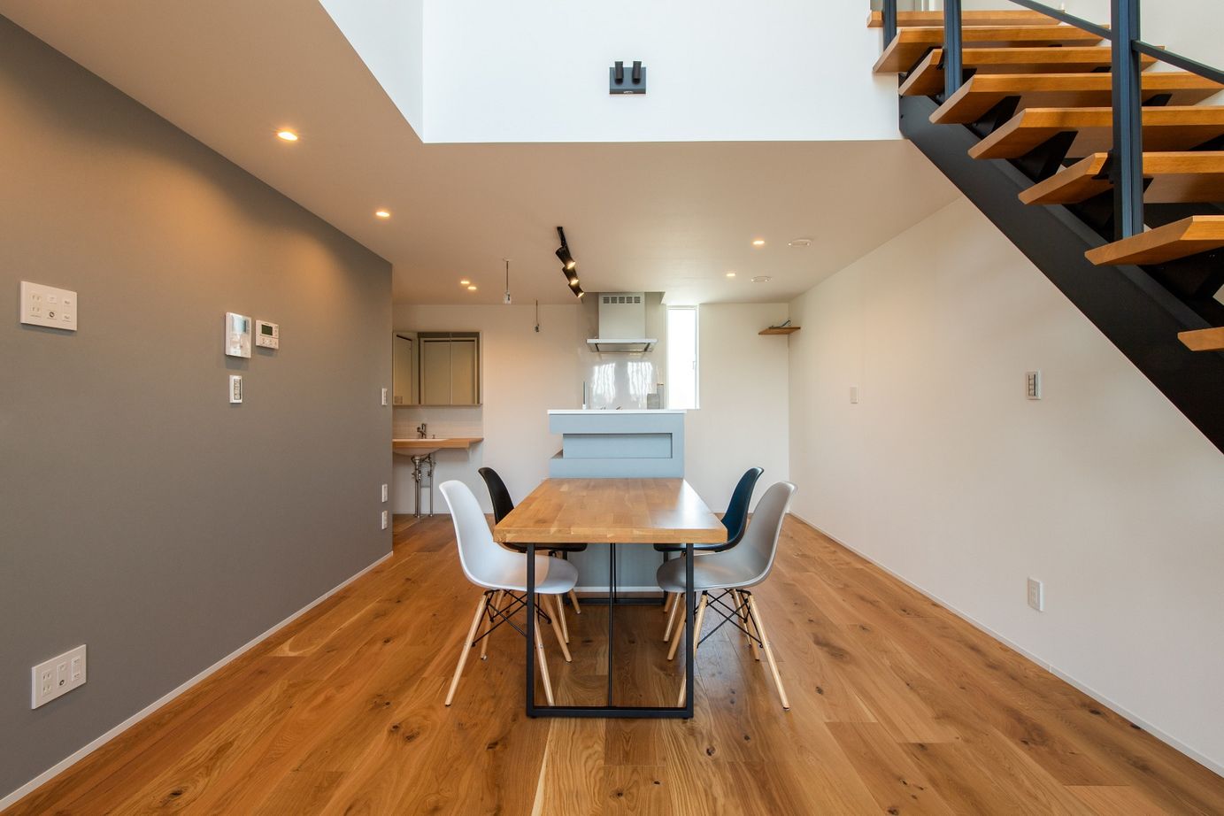 リッケンハウジング 【2000万円台前半/21.7坪/２階建て/TRETTIO VALO】吹抜けのあるスタイリッシュなお家の建築実例画像2