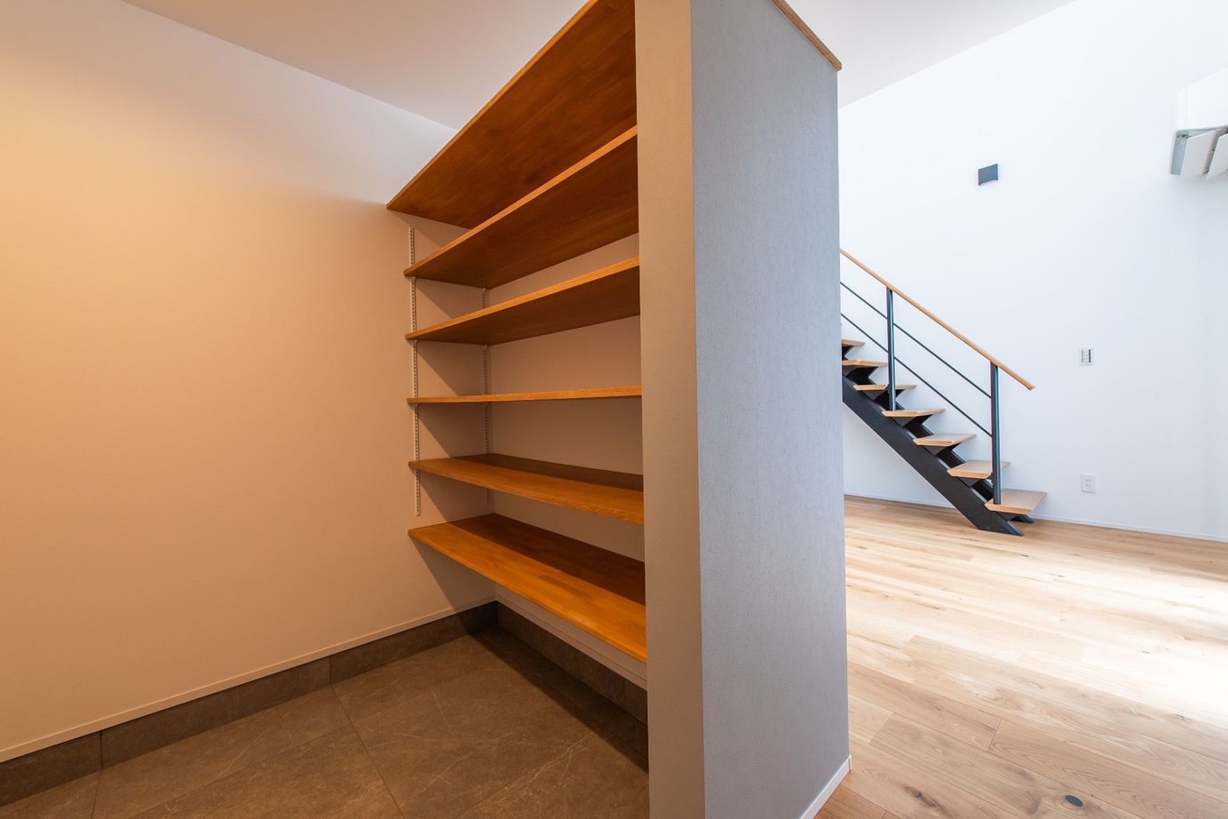 リッケンハウジング 【2000万円台前半/21.7坪/２階建て/TRETTIO VALO】吹抜けのあるスタイリッシュなお家の建築実例画像7