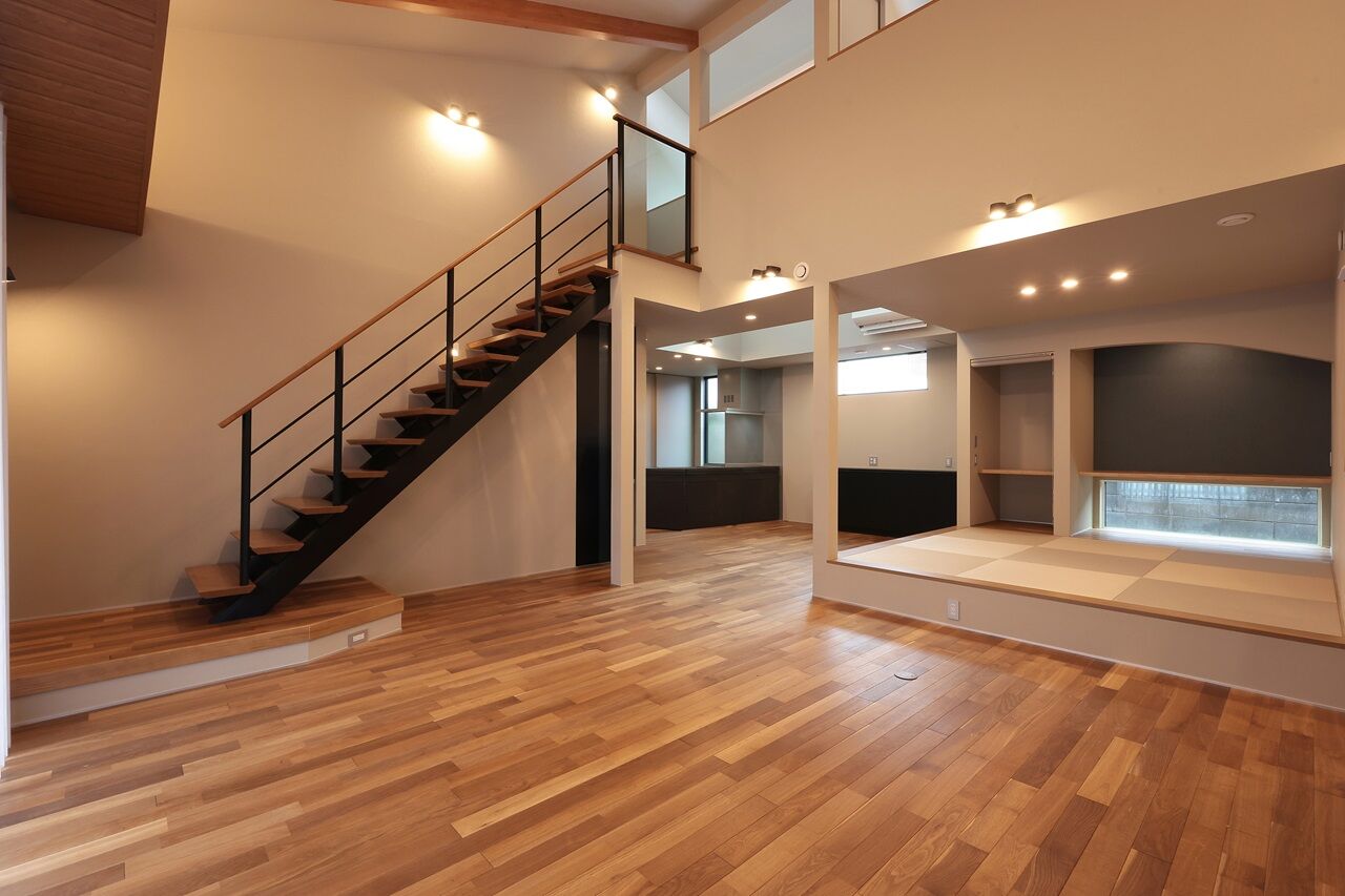 リッケンハウジング 【3000万円台/40.3坪/2階建て/アイリブスタイル】高く広がる勾配天井で家族がつながる住まいの建築実例画像2