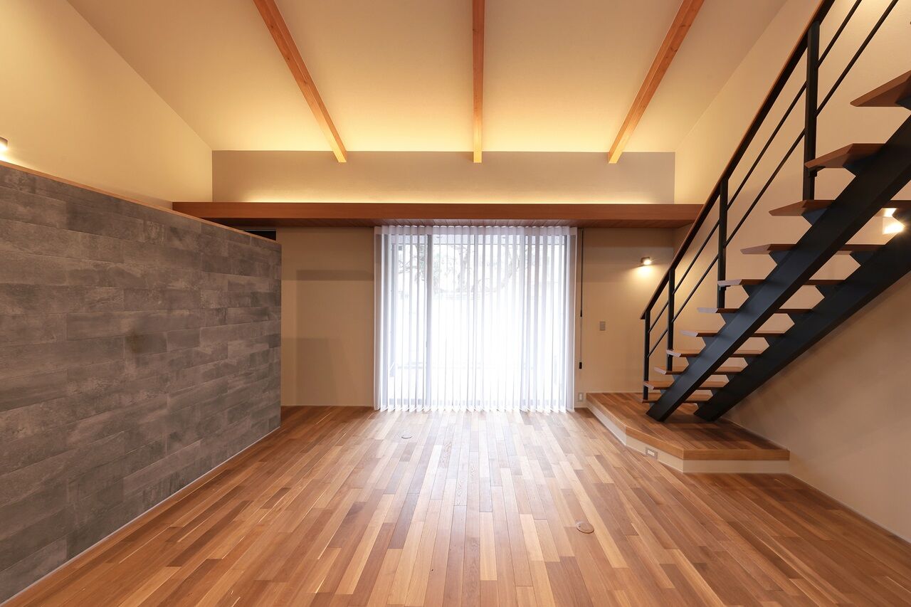 リッケンハウジング 【3000万円台/40.3坪/2階建て/アイリブスタイル】高く広がる勾配天井で家族がつながる住まいの建築実例画像4