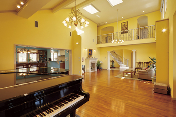 ニットーホーム 小高い丘の上に建つ「サーモンピンク色」のお家。南欧の別荘の佇まいで奏でる音楽のある日々の建築実例画像2