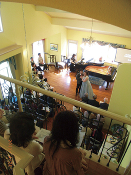 ニットーホーム 小高い丘の上に建つ「サーモンピンク色」のお家。南欧の別荘の佇まいで奏でる音楽のある日々の建築実例画像3