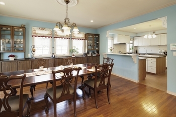 ニットーホーム 小高い丘の上に建つ「サーモンピンク色」のお家。南欧の別荘の佇まいで奏でる音楽のある日々の建築実例画像7