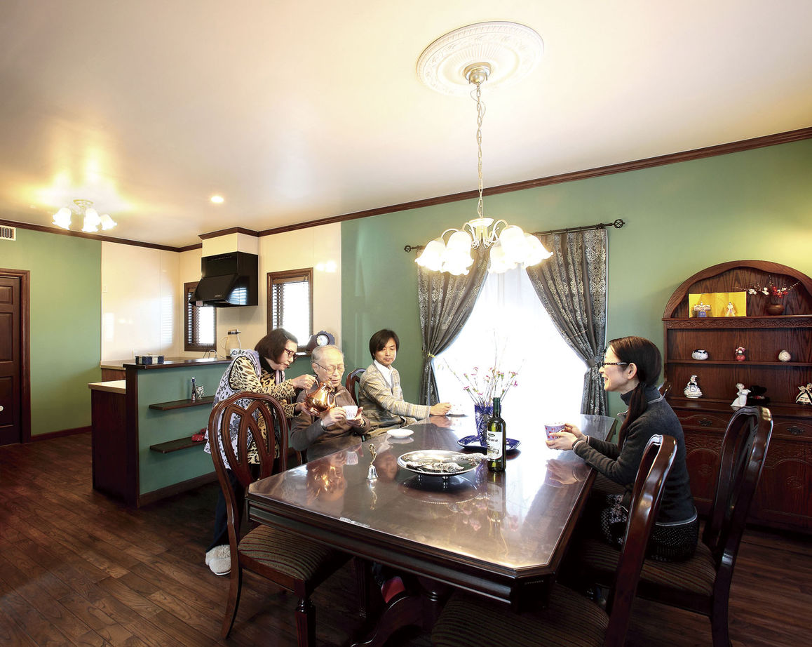 ニットーホーム グリーンの壁が個性を演出　エレガントな二世帯輸入住宅の建築実例画像3