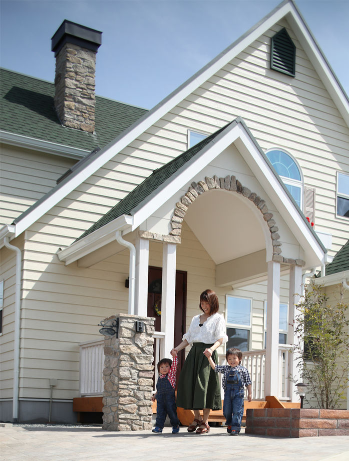 ニットーホーム 暮らしを彩る大好きなデザイン。青空と花が似合う三角屋根のラップサイディングの家の建築実例画像2