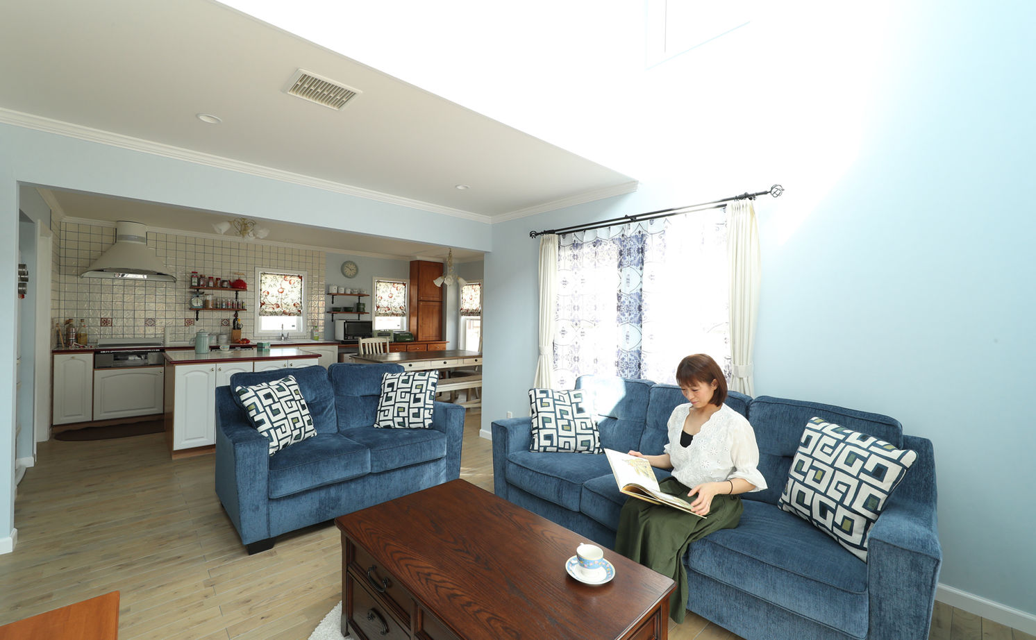 ニットーホーム 暮らしを彩る大好きなデザイン。青空と花が似合う三角屋根のラップサイディングの家の建築実例画像6