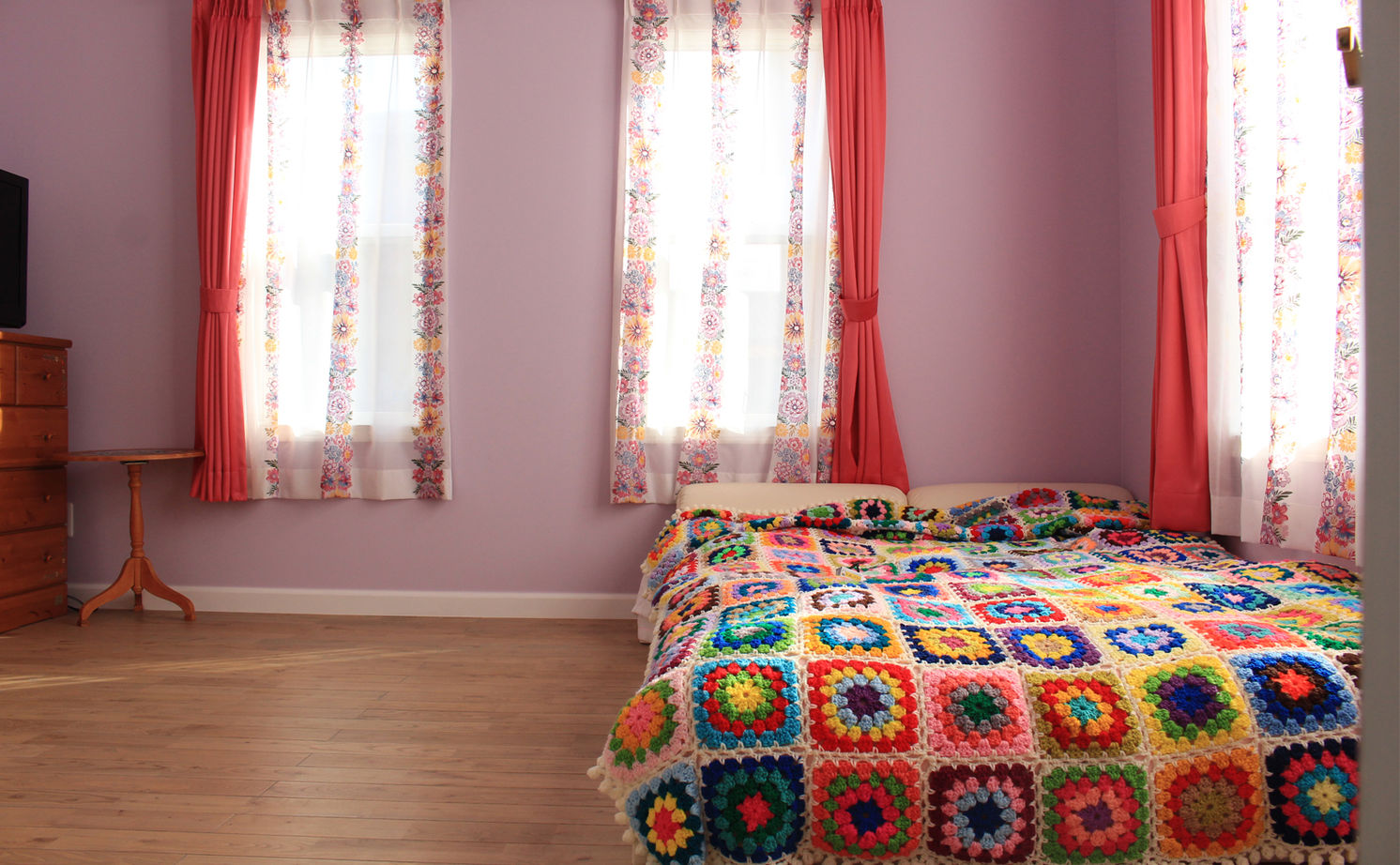 ニットーホーム 暮らしを彩る大好きなデザイン。青空と花が似合う三角屋根のラップサイディングの家の建築実例画像8