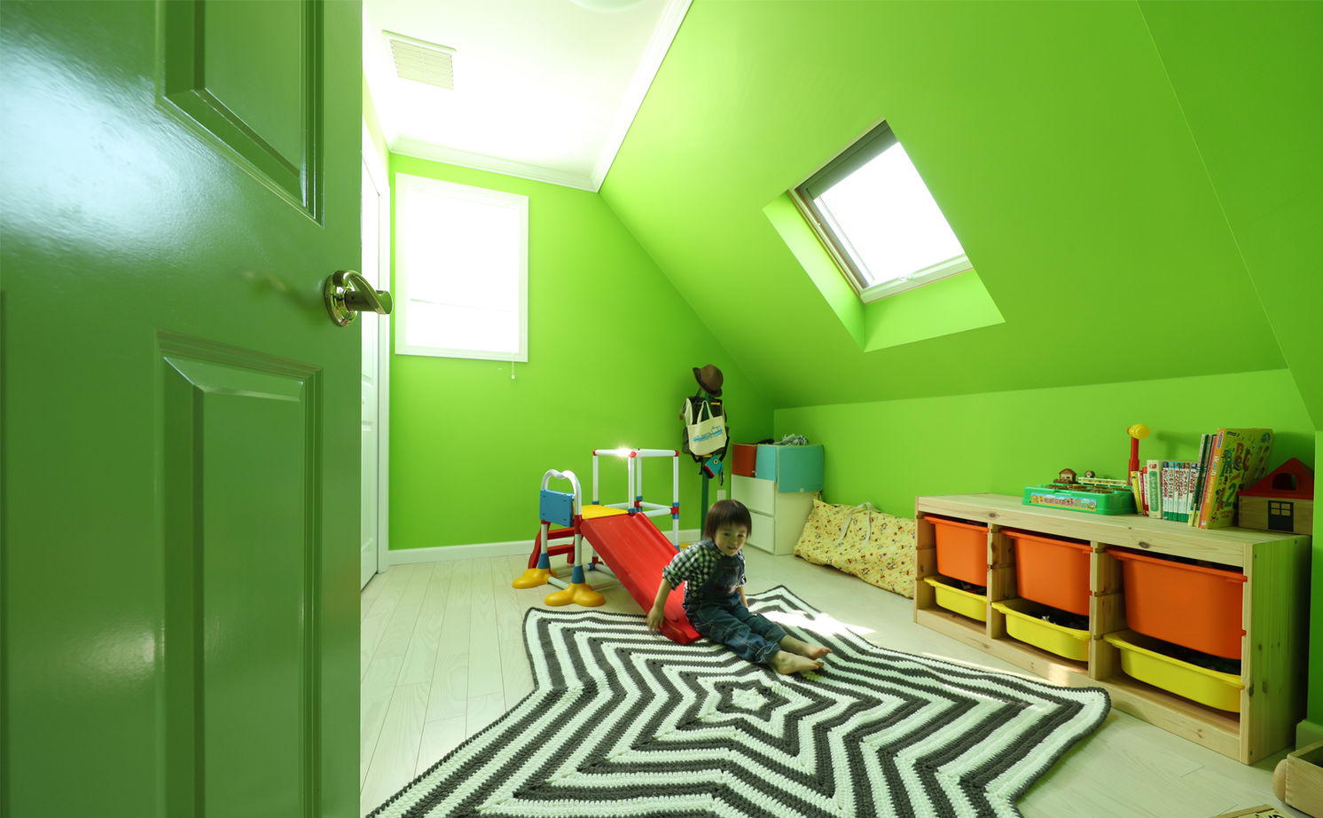 ニットーホーム 暮らしを彩る大好きなデザイン。青空と花が似合う三角屋根のラップサイディングの家の建築実例画像10