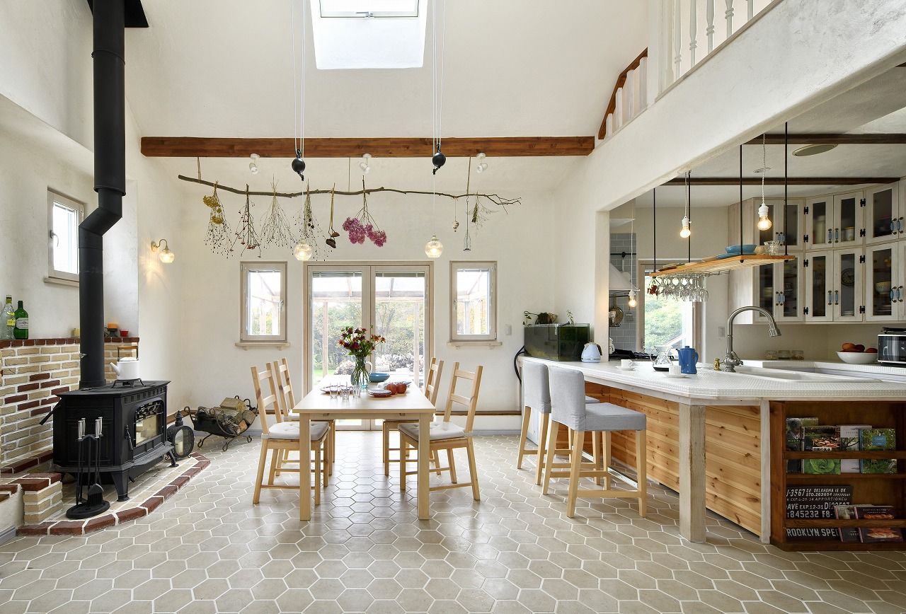 ニットーホーム 豊かな自然の中に佇む白い塗り壁の三角屋根の家。憧れの海外の田舎暮らしを実現の建築実例画像2