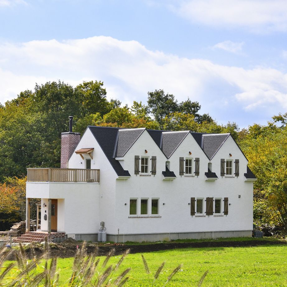 ニットーホーム 豊かな自然の中に佇む白い塗り壁の三角屋根の家。憧れの海外の田舎暮らしを実現の建築実例画像3