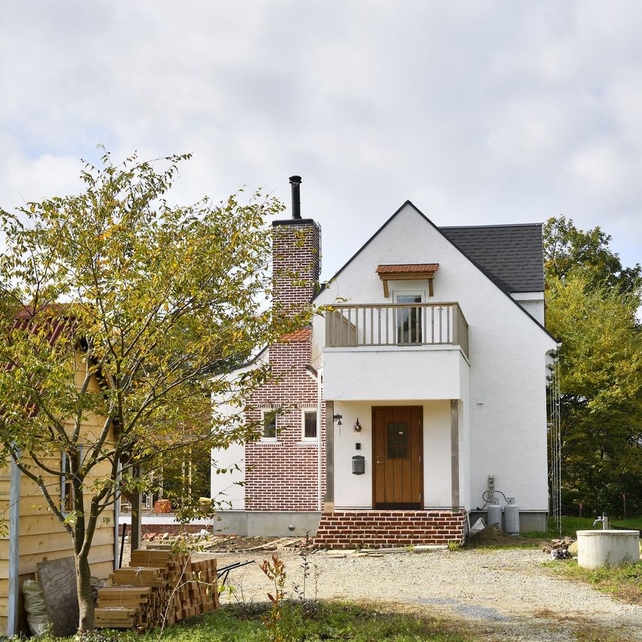 ニットーホーム 豊かな自然の中に佇む白い塗り壁の三角屋根の家。憧れの海外の田舎暮らしを実現の建築実例画像4