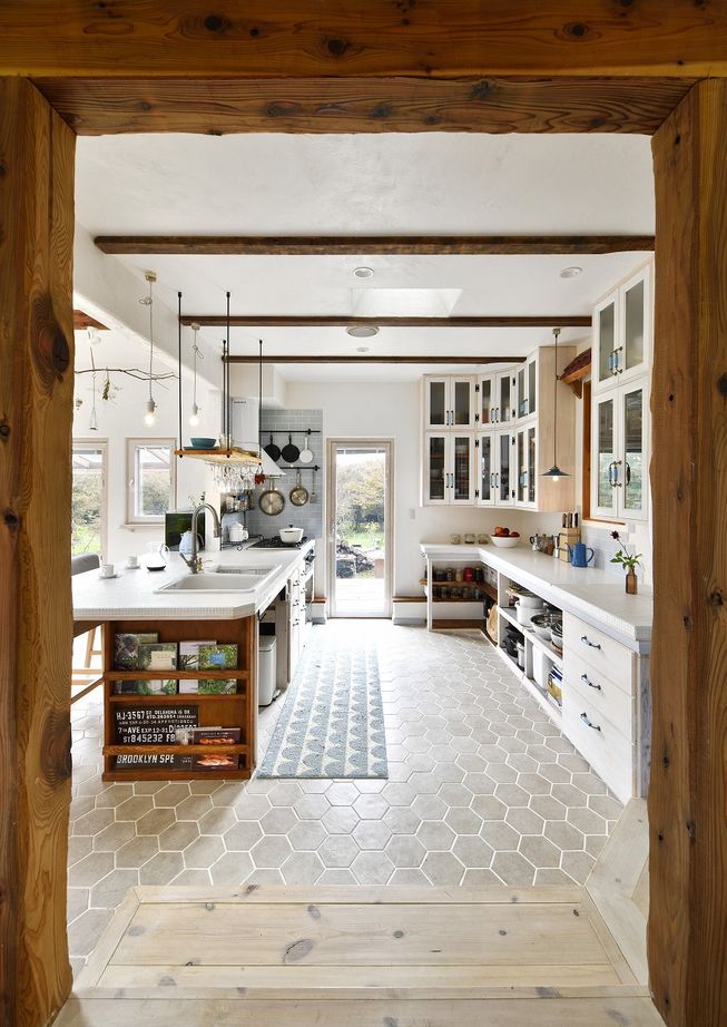 ニットーホーム 豊かな自然の中に佇む白い塗り壁の三角屋根の家。憧れの海外の田舎暮らしを実現の建築実例画像5