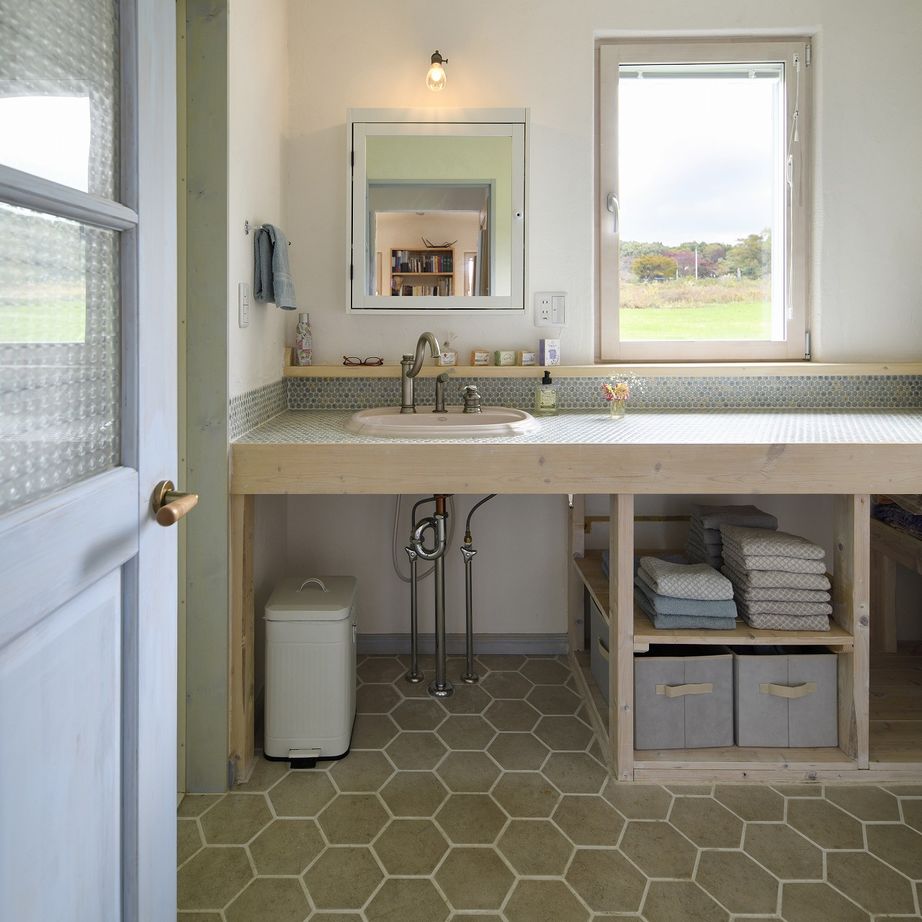 ニットーホーム 豊かな自然の中に佇む白い塗り壁の三角屋根の家。憧れの海外の田舎暮らしを実現の建築実例画像6