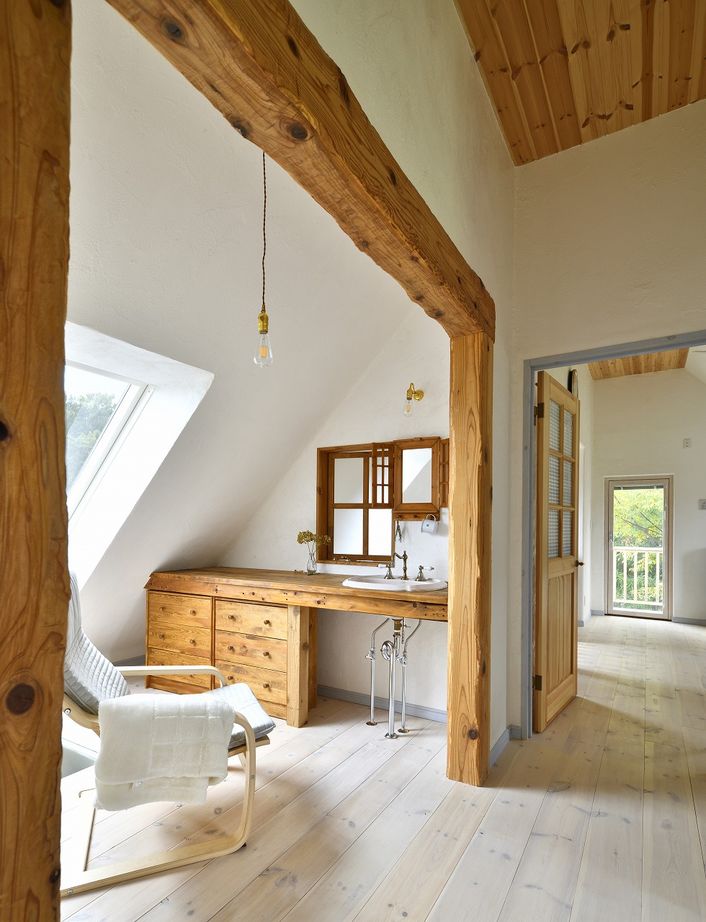 ニットーホーム 豊かな自然の中に佇む白い塗り壁の三角屋根の家。憧れの海外の田舎暮らしを実現の建築実例画像7