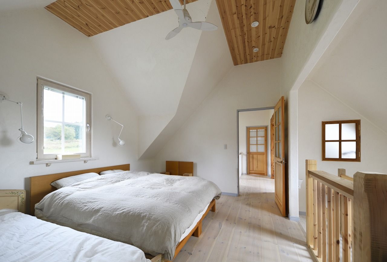 ニットーホーム 豊かな自然の中に佇む白い塗り壁の三角屋根の家。憧れの海外の田舎暮らしを実現の建築実例画像8