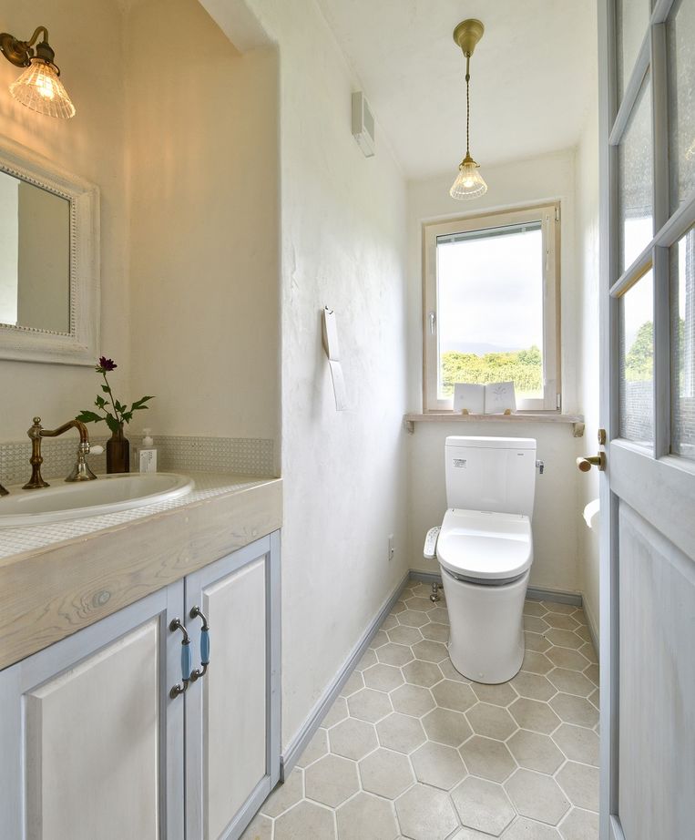 ニットーホーム 豊かな自然の中に佇む白い塗り壁の三角屋根の家。憧れの海外の田舎暮らしを実現の建築実例画像9