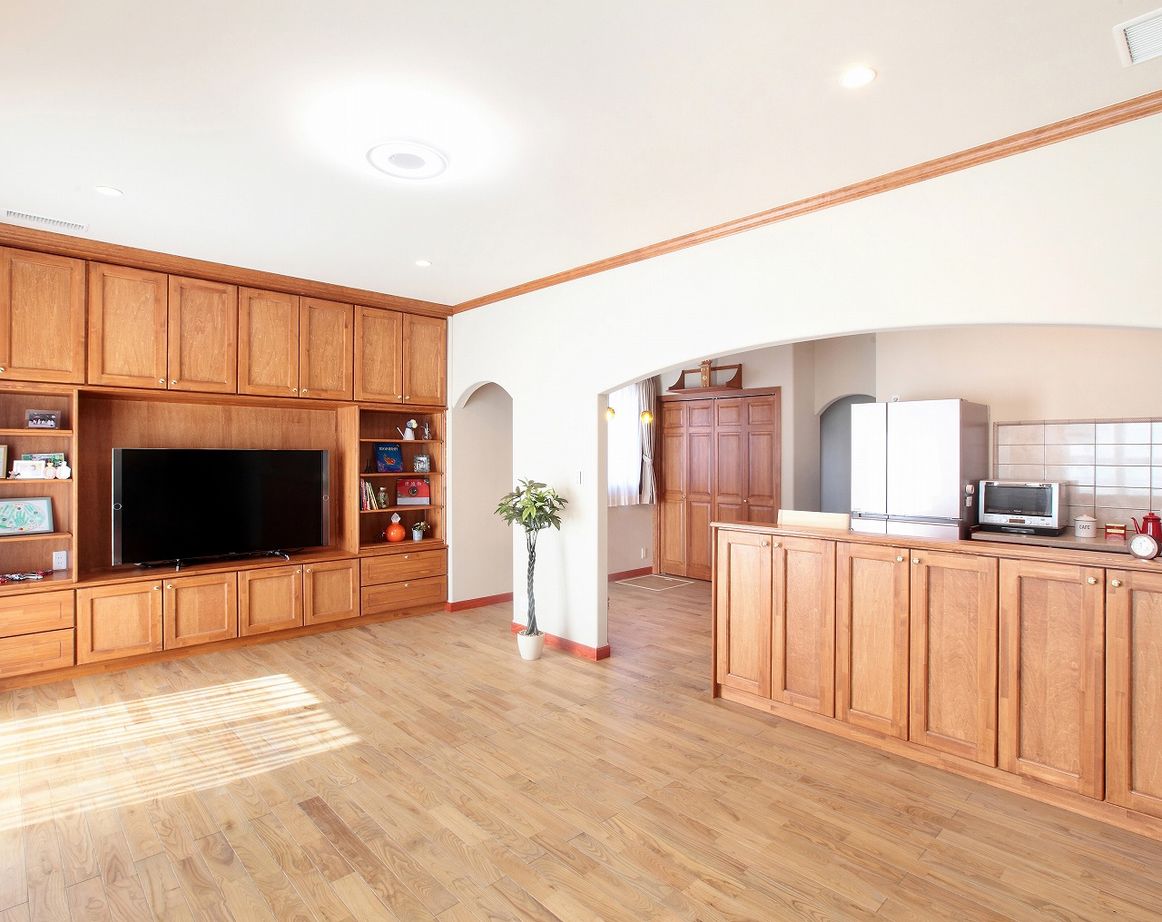 ニットーホーム 趣味を愉しむ大空間と叶えた頑強な躯体。真っ白な壁が眩しいフレンチクラシックの建築実例画像2