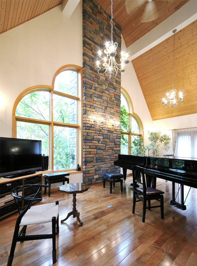 ニットーホーム グランドピアノのあるゆったりとした輸入住宅。大きな煙突のあるノースカントリーの建築実例画像2