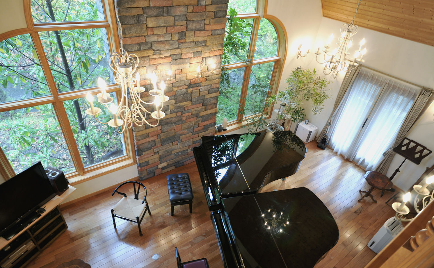 ニットーホーム グランドピアノのあるゆったりとした輸入住宅。大きな煙突のあるノースカントリーの建築実例画像3