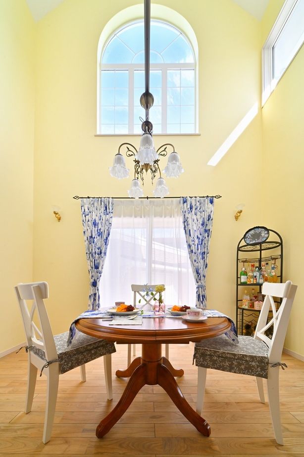 ニットーホーム 優美な空間にお気に入りのクロスやカーテンをコディネート。豊かな時間を奏でるクイーン・アンの家の建築実例画像3