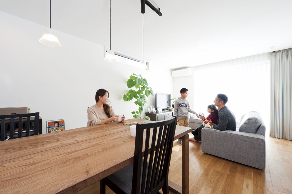 鈴木建設 【相模原市/39坪/2390万円】趣味のバイクを格納できる、ビルトイン・ガレージ付きのナチュラルモダン住宅の建築実例画像2