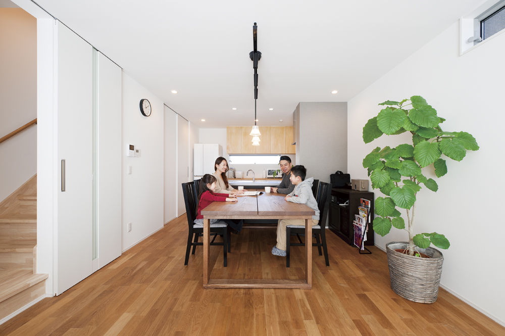 鈴木建設 【相模原市/39坪/2390万円】趣味のバイクを格納できる、ビルトイン・ガレージ付きのナチュラルモダン住宅の建築実例画像3