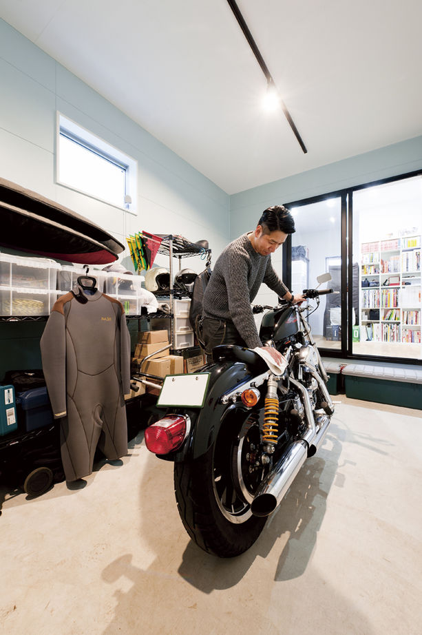 鈴木建設 【相模原市/39坪/2390万円】趣味のバイクを格納できる、ビルトイン・ガレージ付きのナチュラルモダン住宅の建築実例画像4