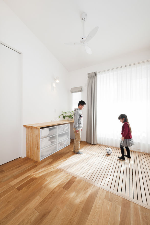 鈴木建設 【相模原市/39坪/2390万円】趣味のバイクを格納できる、ビルトイン・ガレージ付きのナチュラルモダン住宅の建築実例画像5