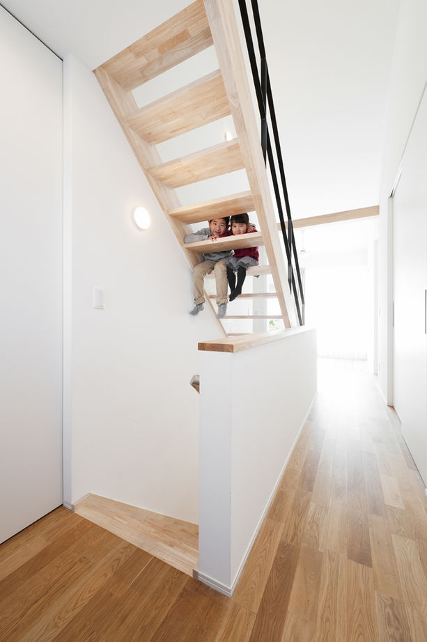 鈴木建設 【相模原市/39坪/2390万円】趣味のバイクを格納できる、ビルトイン・ガレージ付きのナチュラルモダン住宅の建築実例画像6