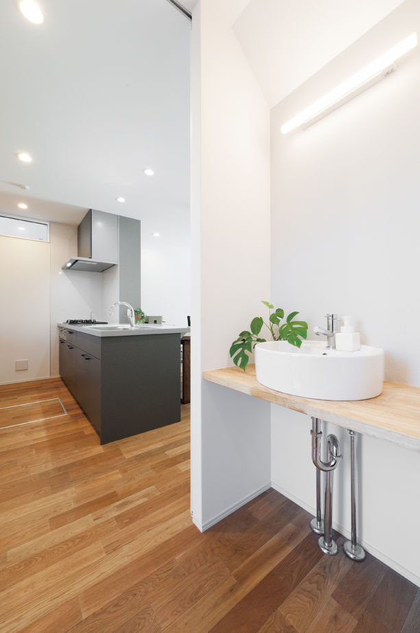 鈴木建設 【相模原市/39坪/2390万円】趣味のバイクを格納できる、ビルトイン・ガレージ付きのナチュラルモダン住宅の建築実例画像8