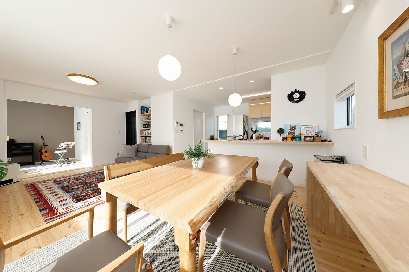 鈴木建設 【町田市/34坪台/2000万円台】無垢材や漆喰、造作家具が映える、北欧スタイルの住空間の建築実例画像3