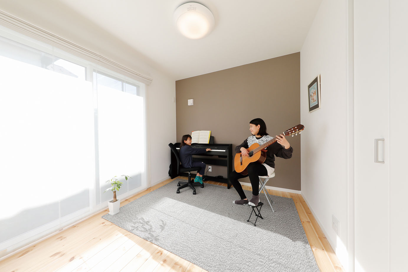 鈴木建設 【町田市/34坪台/2000万円台】無垢材や漆喰、造作家具が映える、北欧スタイルの住空間の建築実例画像4