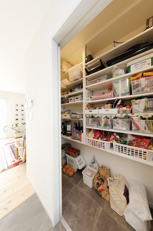 鈴木建設 【町田市/34坪台/2000万円台】無垢材や漆喰、造作家具が映える、北欧スタイルの住空間の建築実例画像8